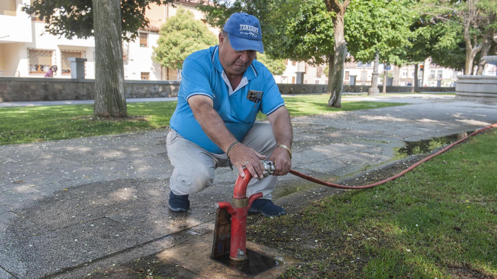 Un trabajador municipal en la localidad segoviana de Navas de San Antonio
