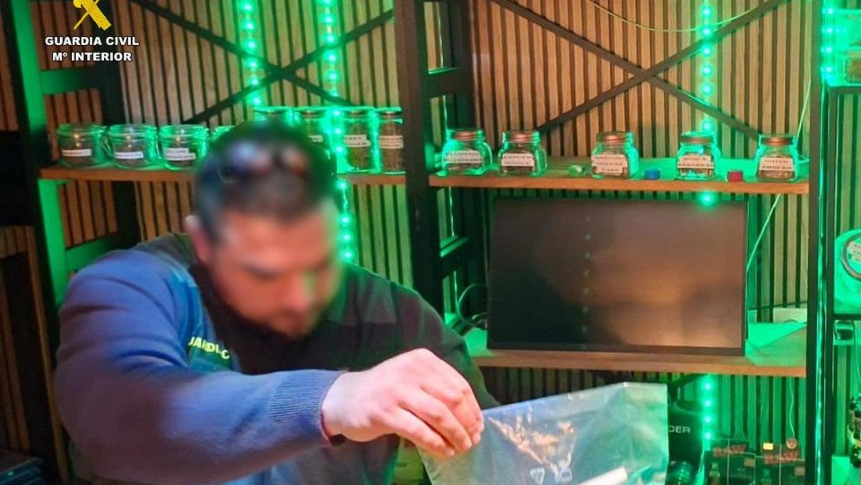 Un agente con la droga incautada.