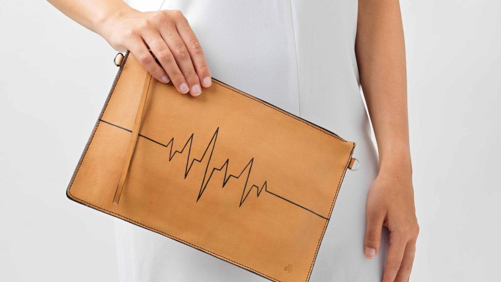 El bolso con motivo de fibrilaciones de Tres Caracoles.