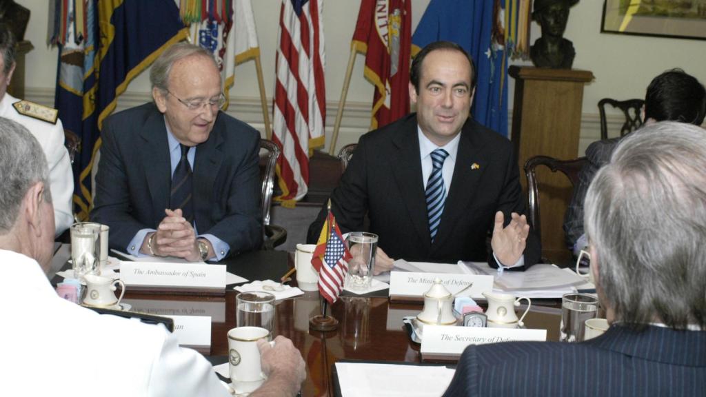 Carlos Westendorp y José Bono en una reunión con miembros de la Administración estadounidense.