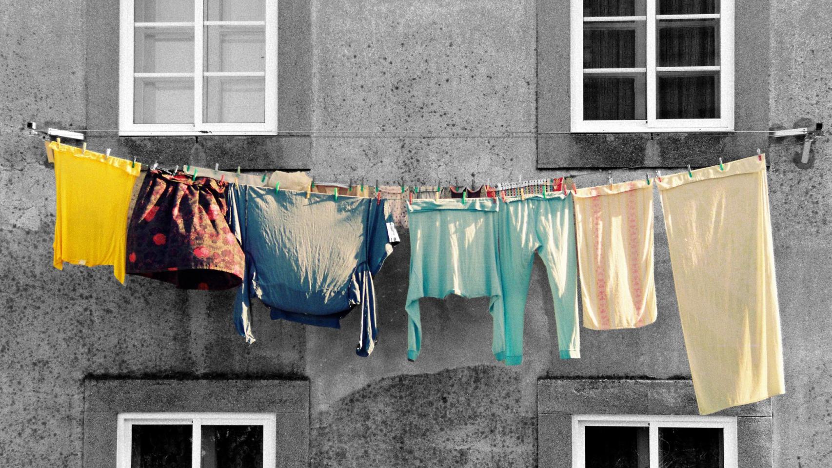 Imagen de ilustración de ropa tendida en un edificio.