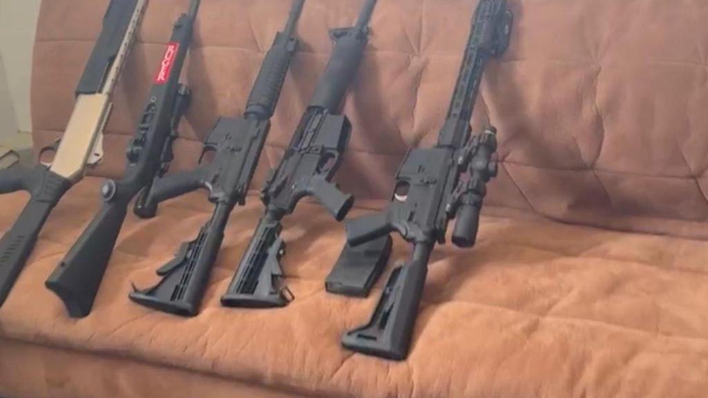 Fragmento de un video enviado por Santiago, en exclusiva para EL ESPAÑOL, mostrando su armamento.