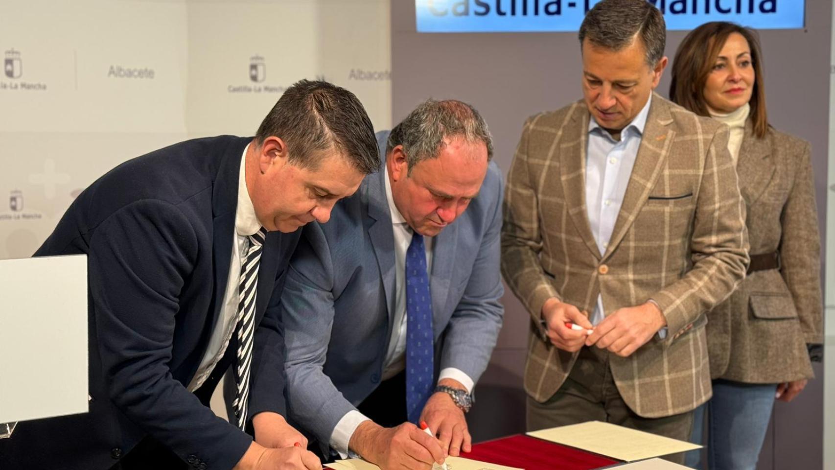 Firma del acuerdo. Foto: JCCM.