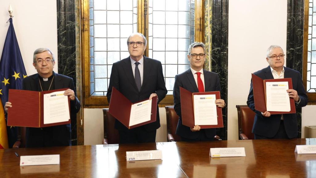Firma del protocolo entre Iglesia, Gobierno y Defensor del Pueblo para reparar a víctimas de abusos en la Iglesia.