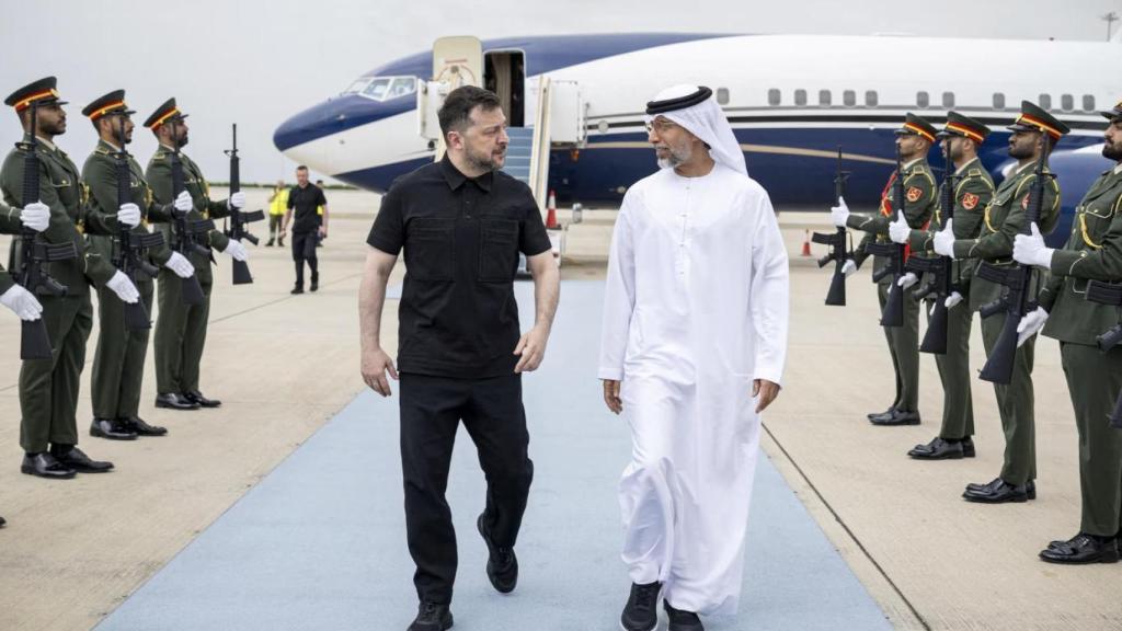 Suhail bin Mohamed Al Mazrouei, ministro de Energía e Infraestructura de los Emiratos Árabes Unidos, recibe al presidente de Ucrania, Volodímir Zelenski.
