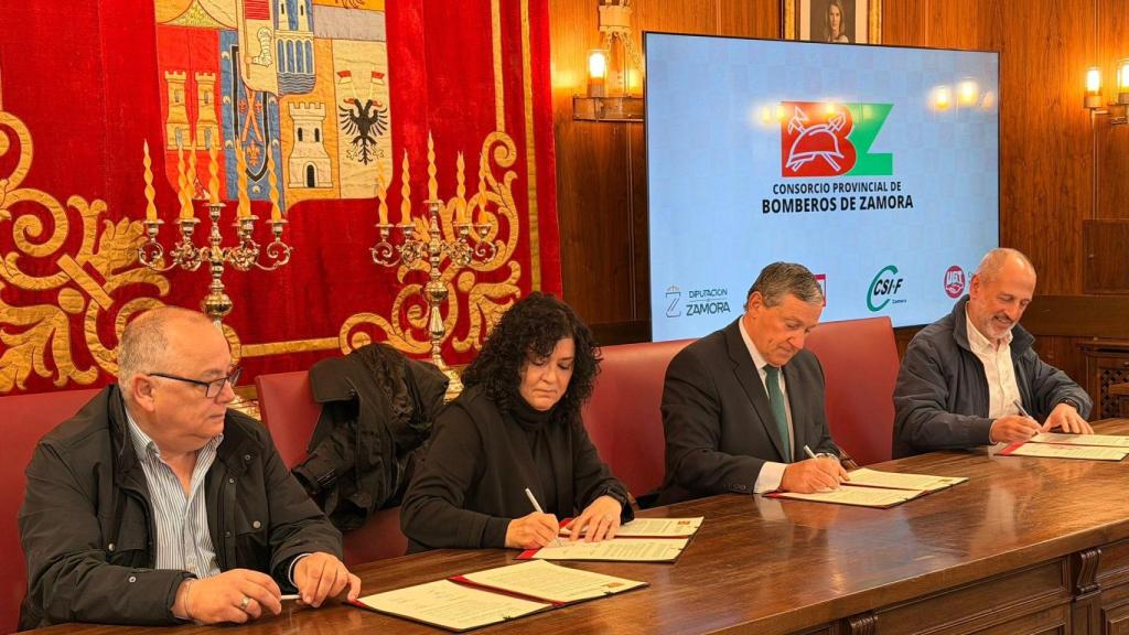 Firma del pacto en la Diputación de Zamora.