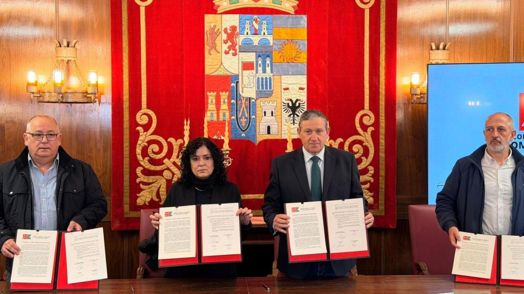 Posado con las rúbricas de los diferentes representantes en el acuerdo.