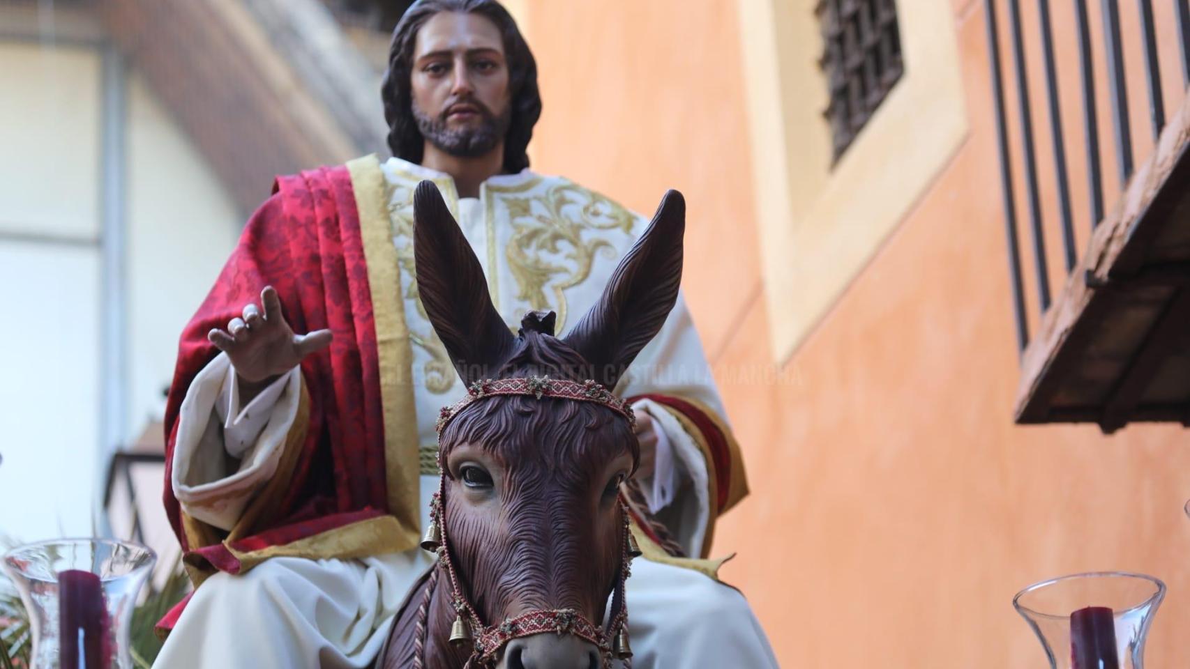 La Borriquita entra triunfal en Toledo ante miles de visitantes que llenan las calles del Casco Histórico el Domingo de Ramos