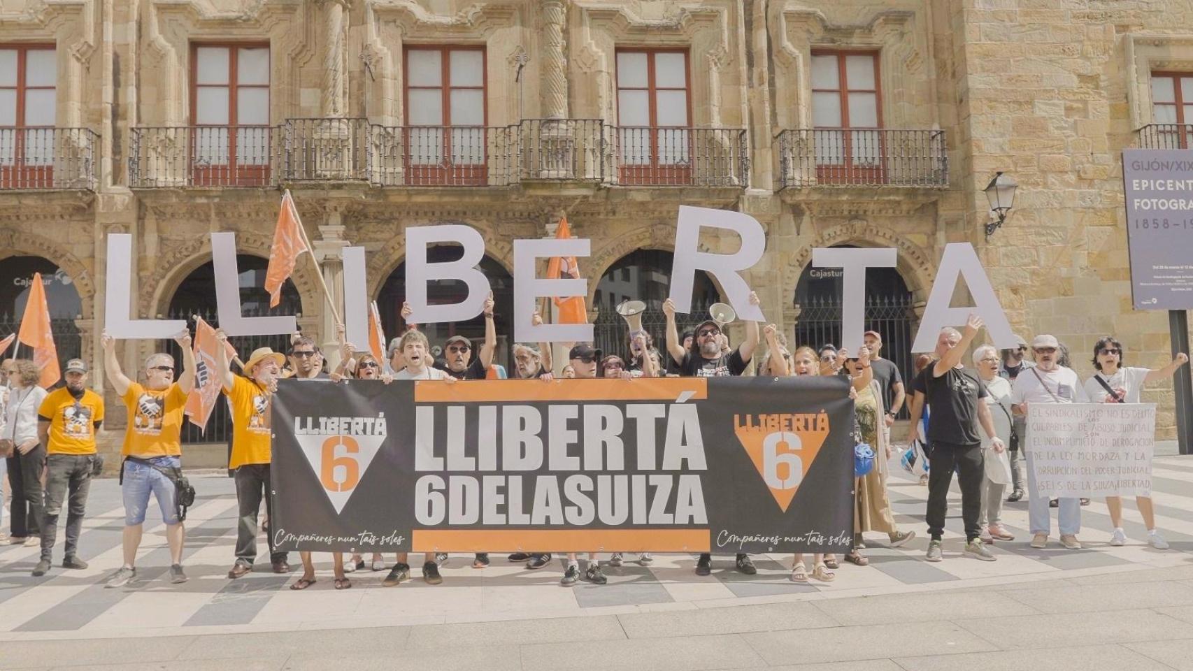 Concentración en Gijón para reclamar el indulto de 'Las Seis de La Suiza' el pasado mes de julio.