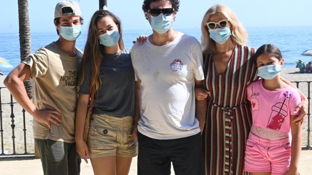 Pepe Rodríguez, Mariví Fernández y sus hijos en el verano de 2020, en Marbella.