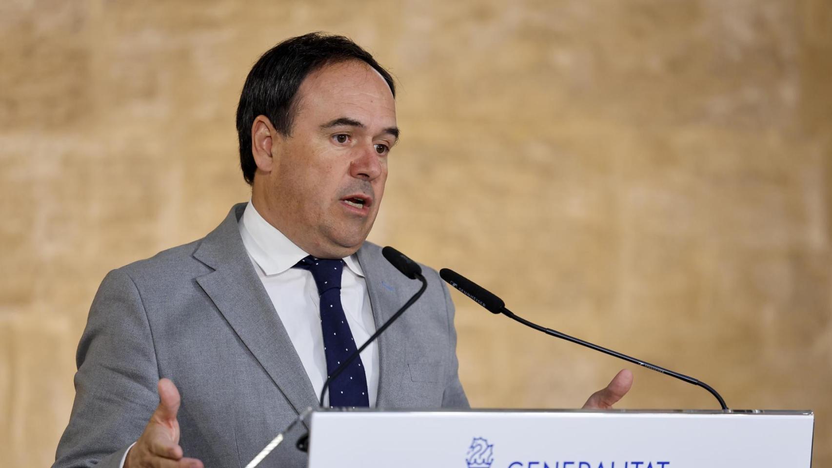 El president durante su comparecencia tras la reunión extraordinaria del Observatorio de la Industria y de los Sectores Económicos Valencianos. EFE/Ana Escobar