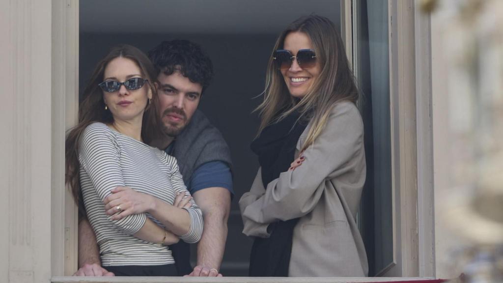 Stella del Carmen, su marido y Nicole Kimpel durante la Semana Santa de Málaga.
