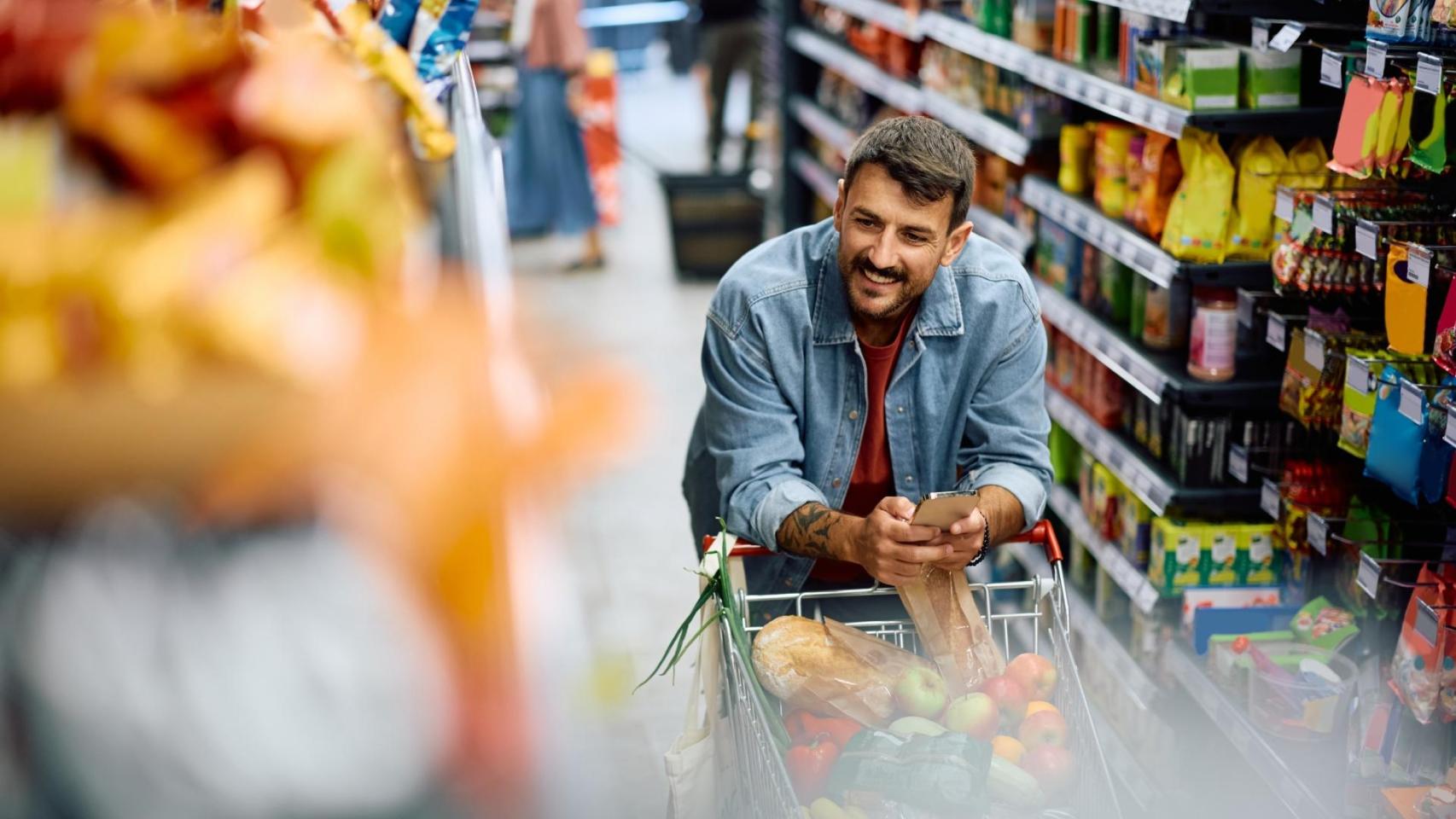 Una persona hace la compra en el supermercado