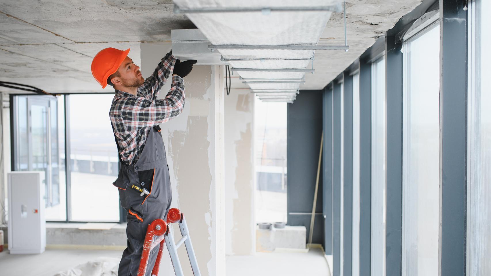 Un obrero haciendo tareas de reparación en un edificio.