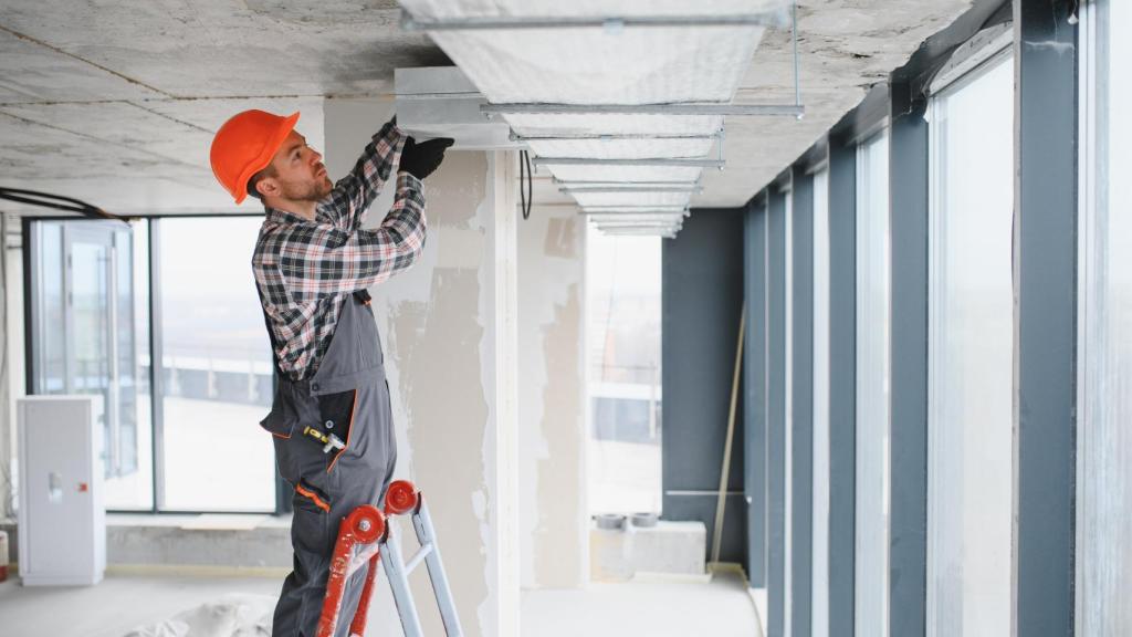 Un obrero haciendo tareas de reparación en un edificio.