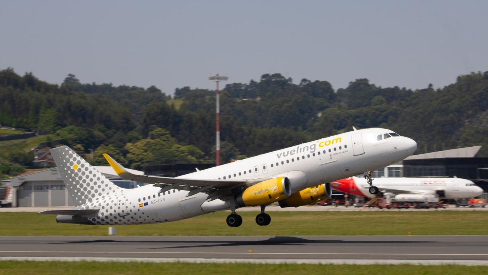 Un avión de Vueling despega en la pista de Alvedro.