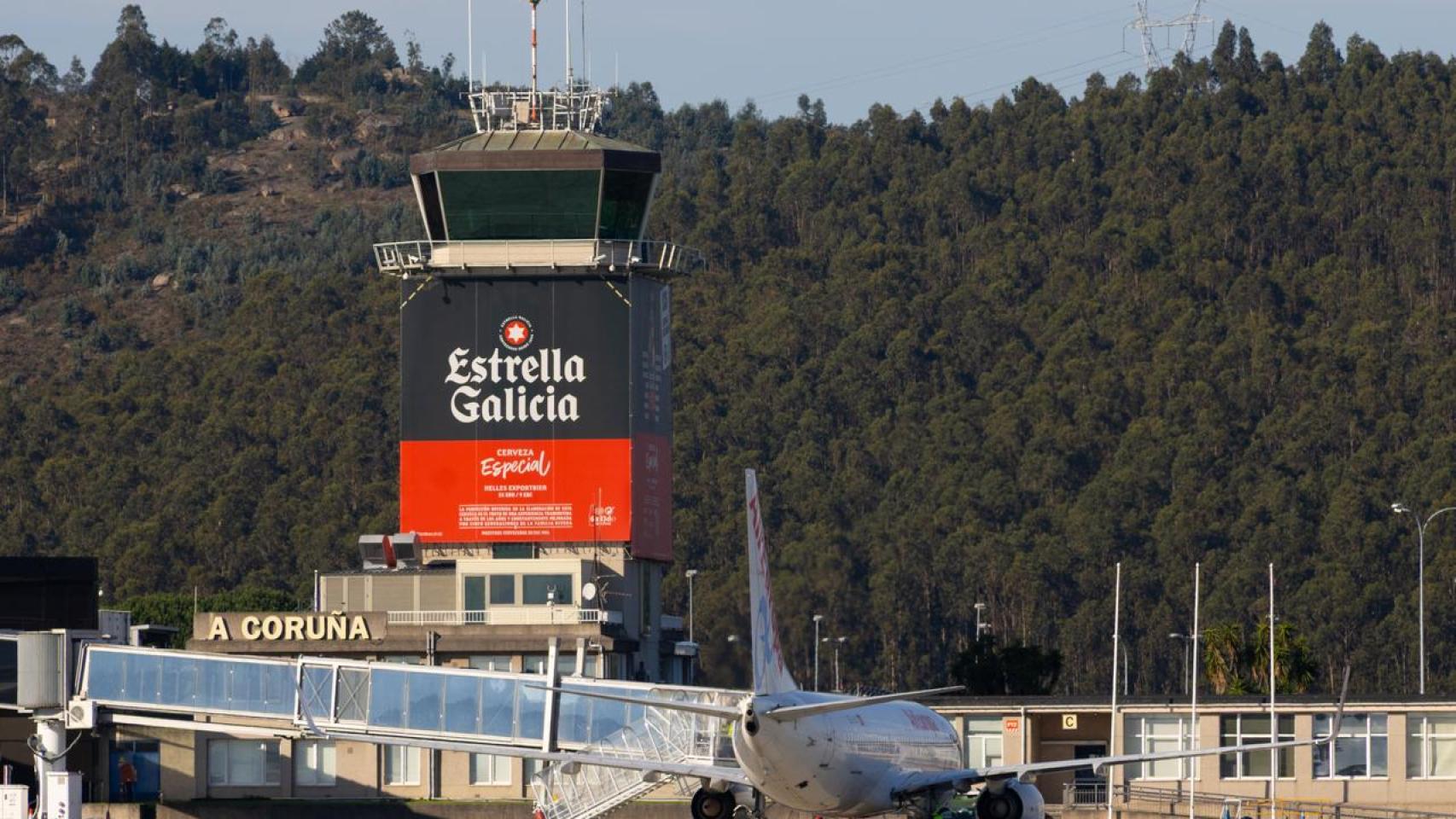 Un avión maniobra en la pista del aeropuerto de Alvedro.