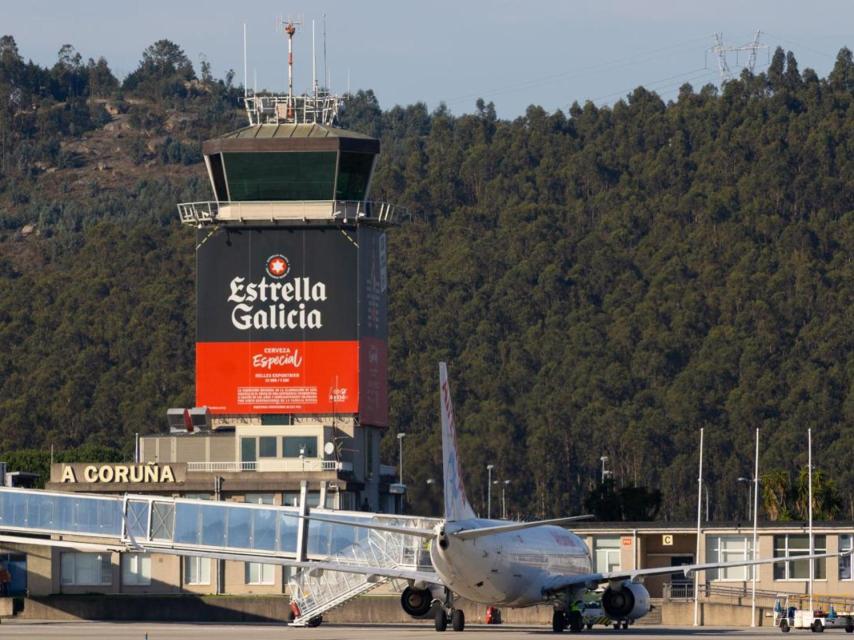 Un avión en la pista del aeropuerto de Alvedro.