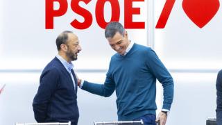 Pedro Sánchez junto al vicepresidente del Congreso, Alfonso Rodríguez Gómez de Celis, en la Ejecutiva de este lunes en Ferraz.