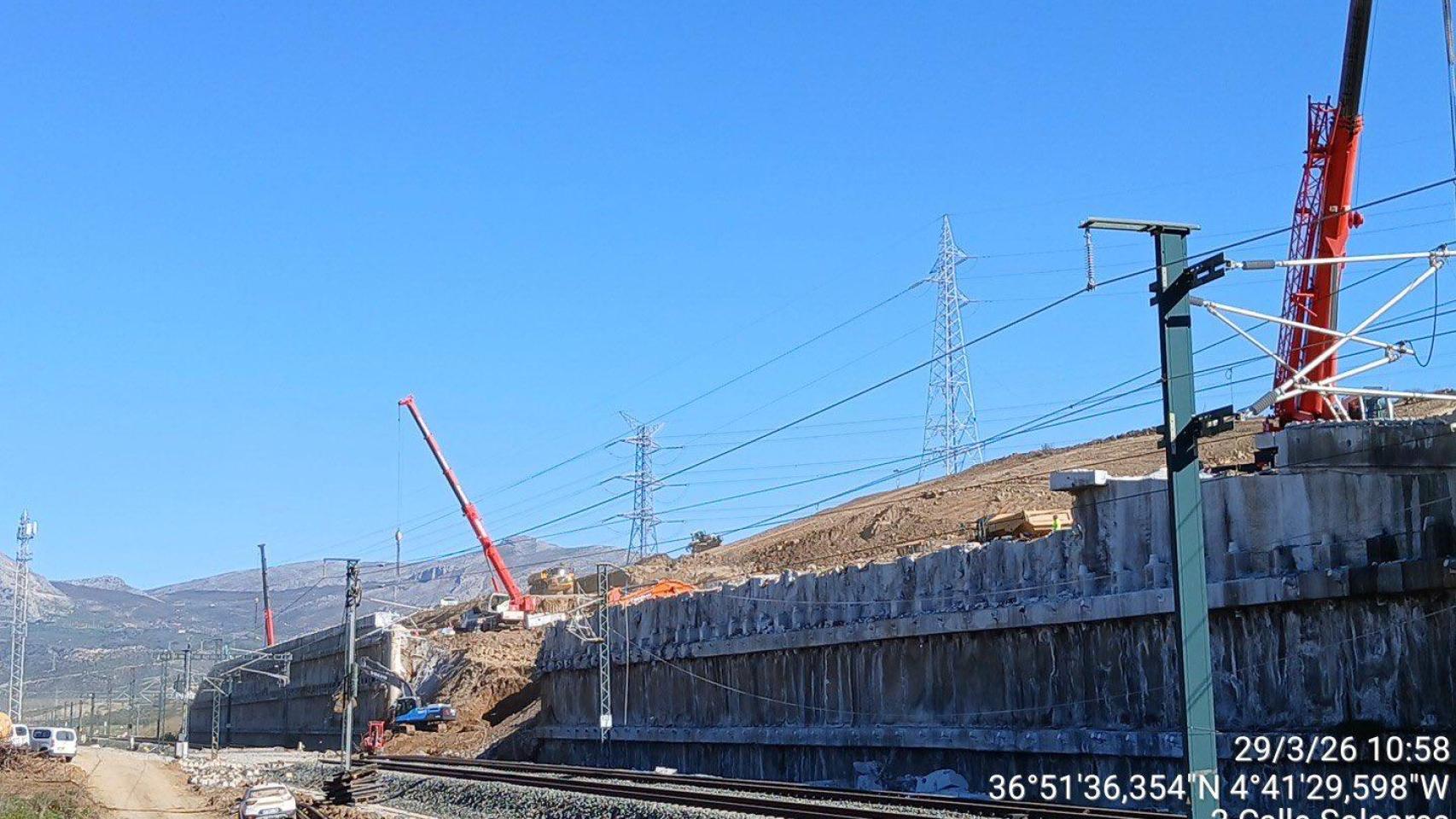 Imagen de los trabajos de reparación del talud del AVE en Álora.
