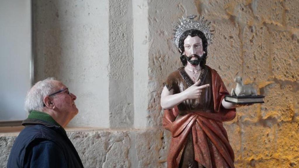 Un hombre contempla la imagen de San Juan Degollado, S XVII, de la iglesia de la Degollación de San Juan Bautista, en Cervillego de la Cruz (Valladolid), restaurada en 2025 en el Centro de Conservación y Restauración de Las Edades del Hombre..