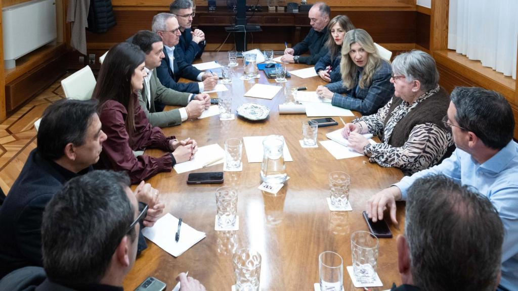 Los alcaldes y Mar Vaquero, durante la reunión.