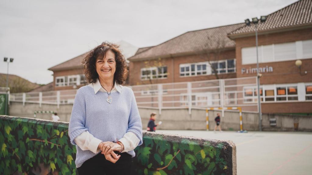 Lourdes Atrio junto a la fachada del Colegio Balder