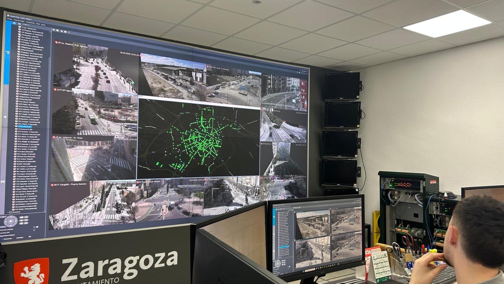 La oficina del servicio de Movilidad en Zaragoza, donde se pueden controlar los semáforos en la ciudad.