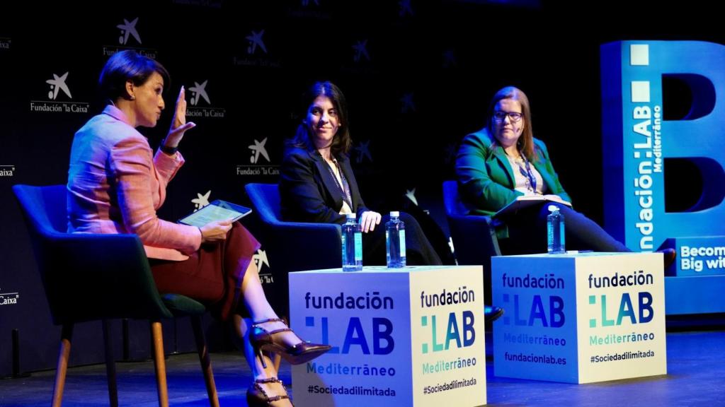 Marta Estareallas, en el centro de la imagen, durante la mesa redonda en la que ha participado este 30 de marzo en el evento de la Fundación LAB en Valencia.