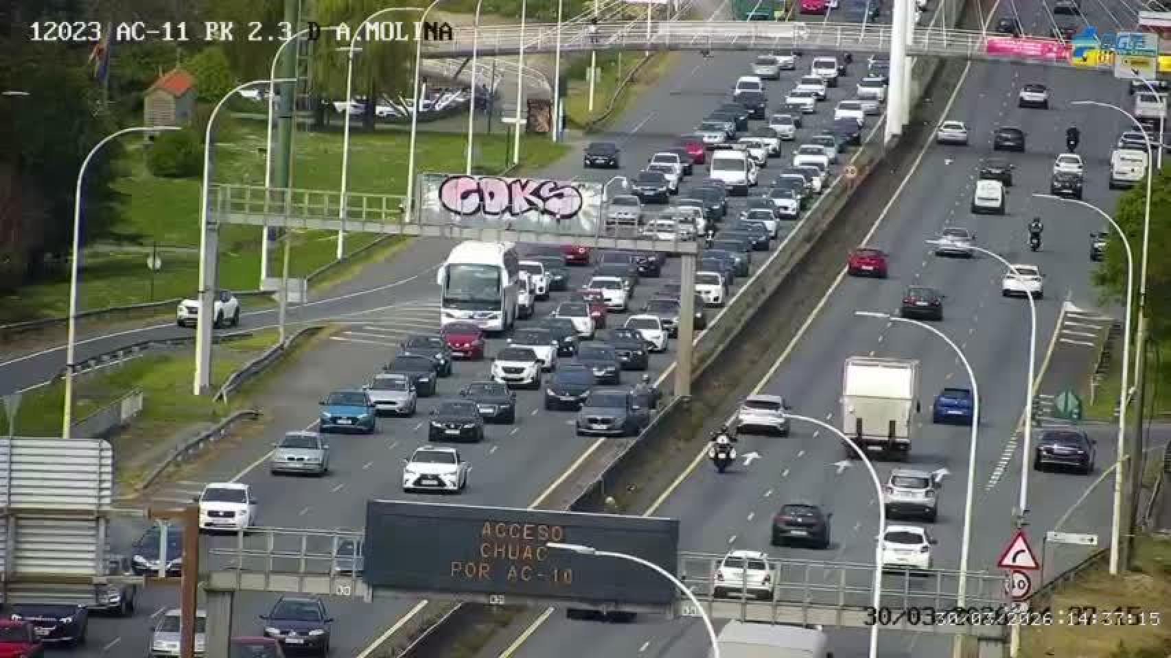 Retenciones kilométricas en Alfonso Molina, en A Coruña, a causa de un accidente entre dos vehículos
