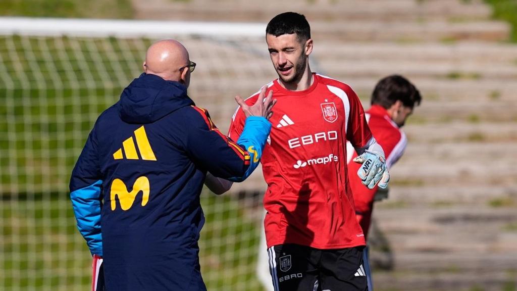 Luis de la Fuente saluda a Joan García durante un partido de la selección