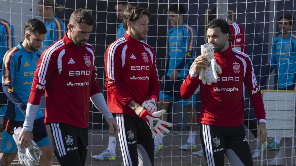 Unai Simón, Álex Remiro y David Raya, antes de un entrenamiento de la selección