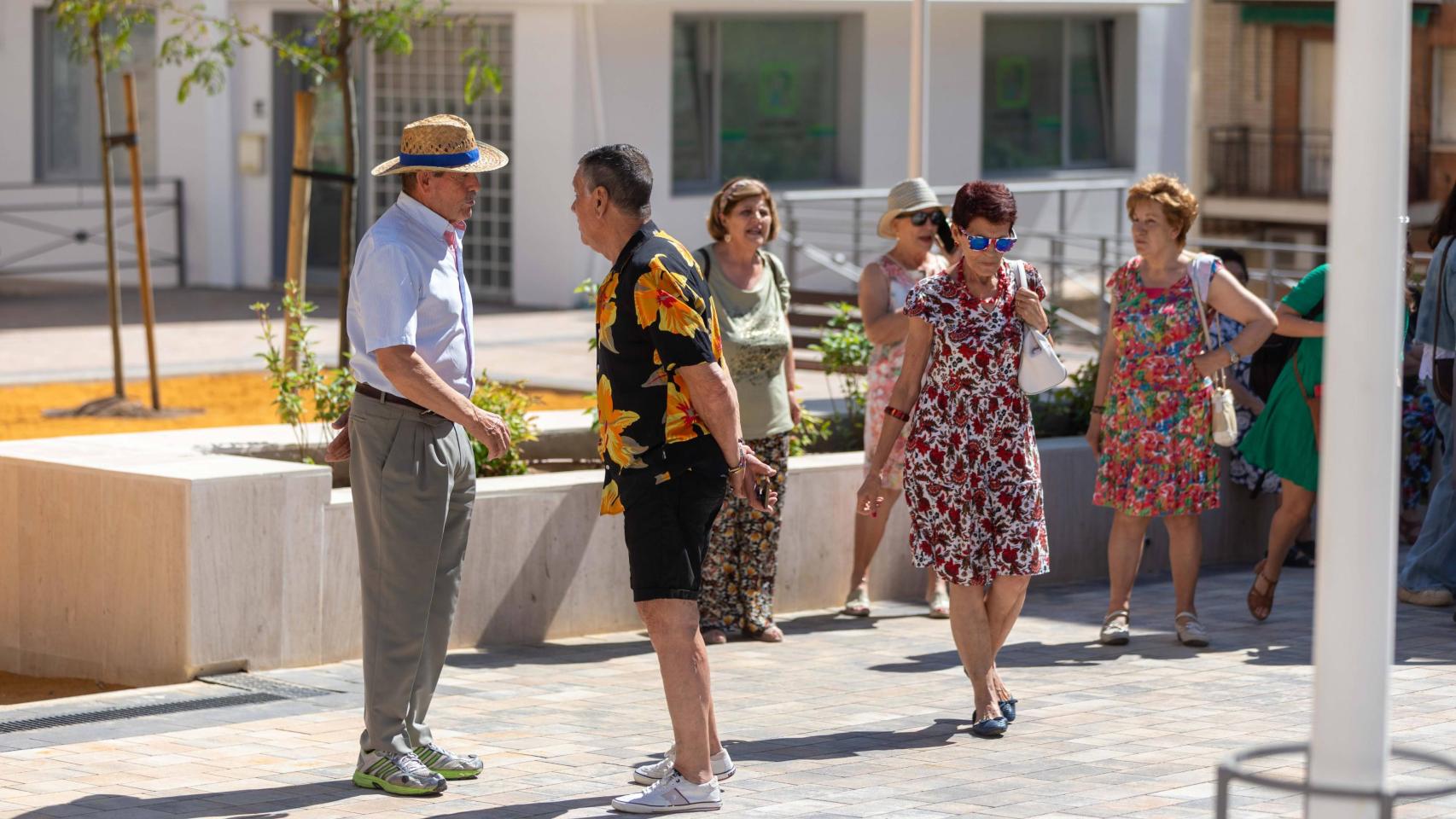Un grupo de pensionistas charla en una plaza del barrio de Santa Bárbara, en Toledo.