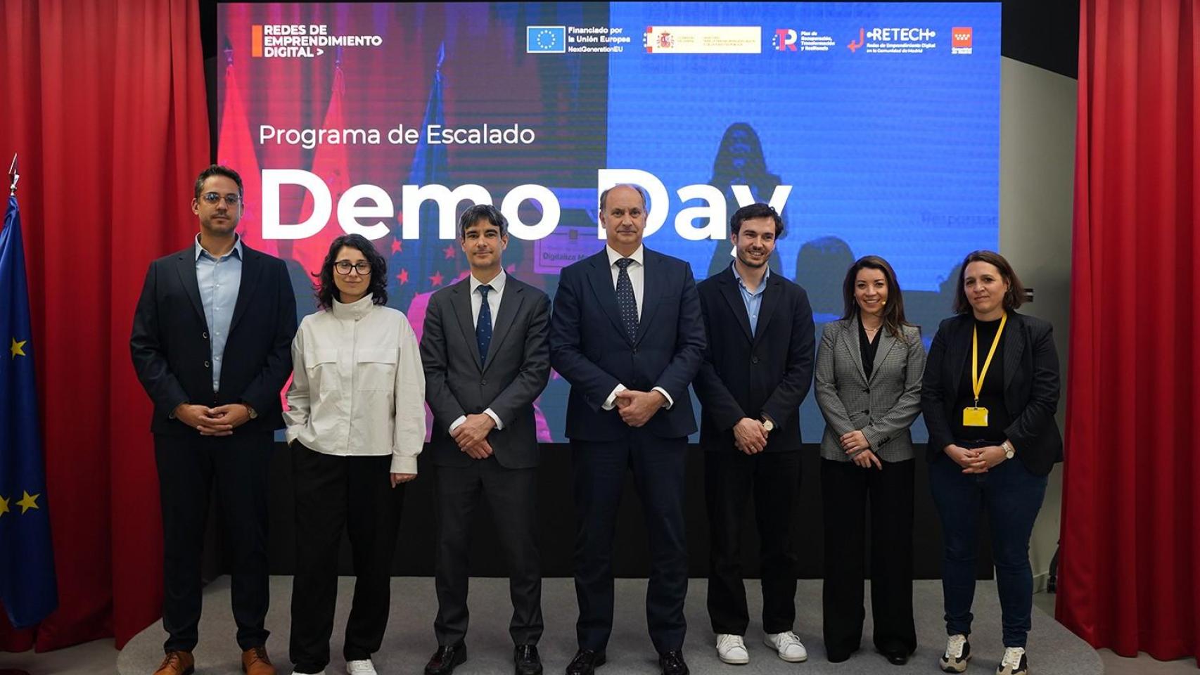 Foto de familia del Demo Day, con el consejero de Digitalización de la Comunidad de Madrid, Miguel López-Valverde