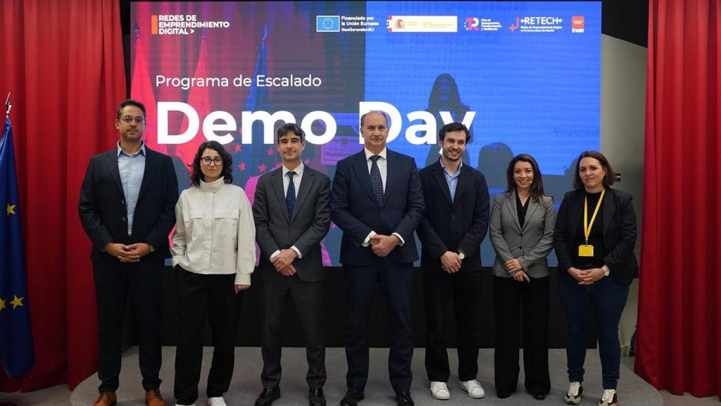 Foto de familia del Demo Day, con el consejero de Digitalización de la Comunidad de Madrid, Miguel López-Valverde