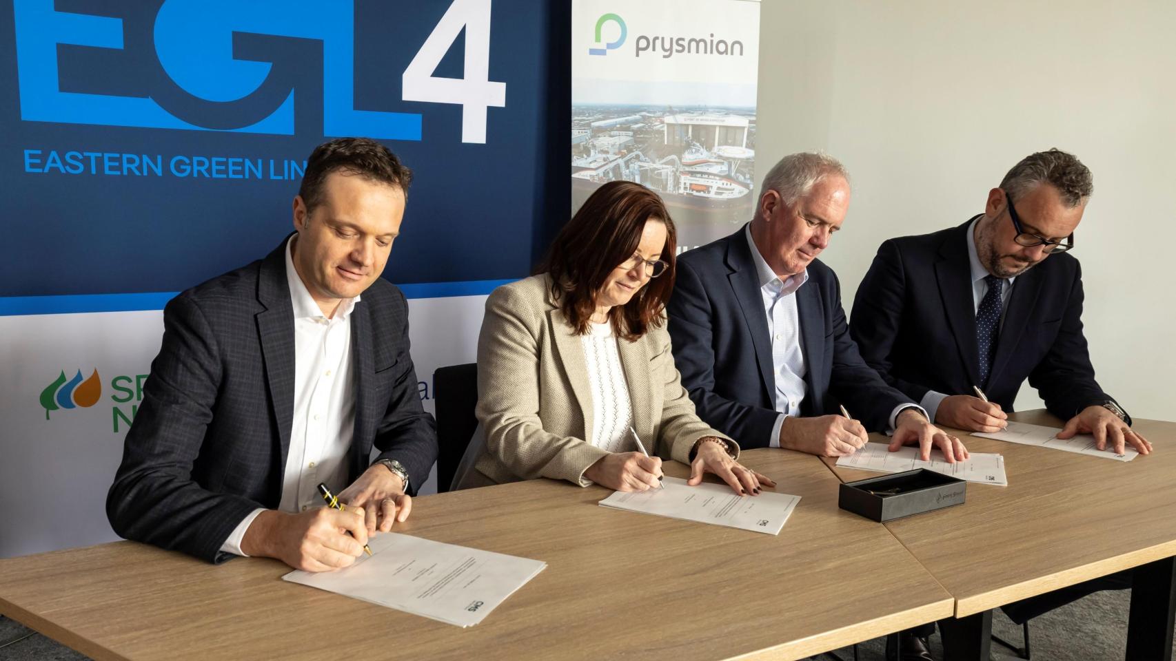 Fabrizio Traversi, Prysmian, vicepresidente sénior de gestión integrada de proyectos; Nicola Connolly, SP Energy Networks, CEO; Zac Richardson, National Grid Electricity Transmission, ingeniero jefe y director de ejecución de infraestructuras estratégicas.