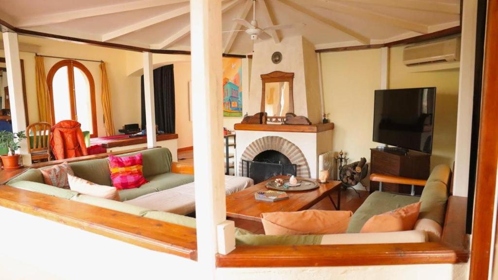 Salón con chimenea y sillón en forma de U de la casa de los Coronado.