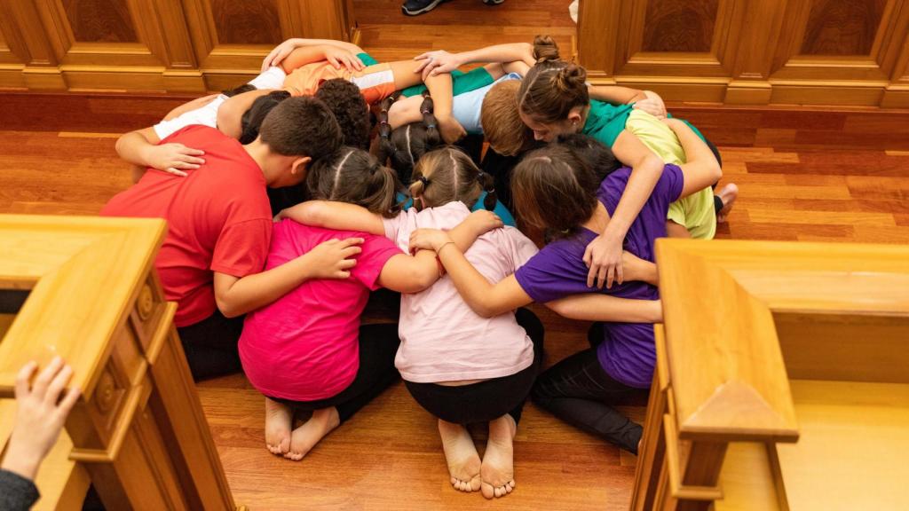Un grupo de niños durante una representación en las Cortes de Castilla-La Mancha.