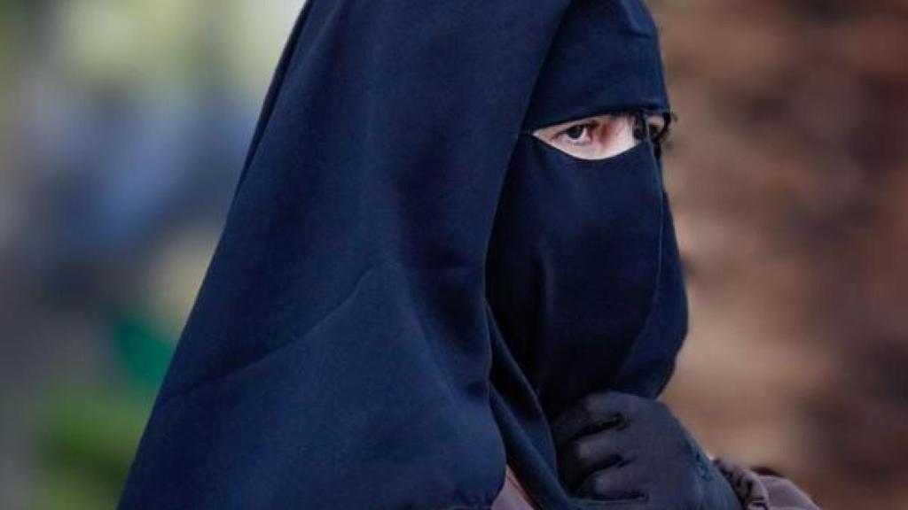 Una mujer con burka, paseando por una calle, en una imagen de archivo.