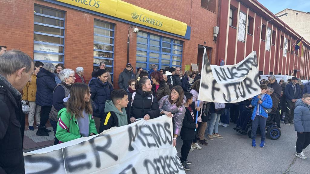 Protesta de los vecinos en la puerta de Correos