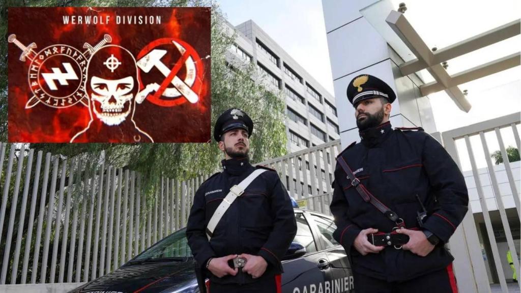 Carabinieri junto al emblema de la 'Werwolf division' a la que pertenecía el detenido.