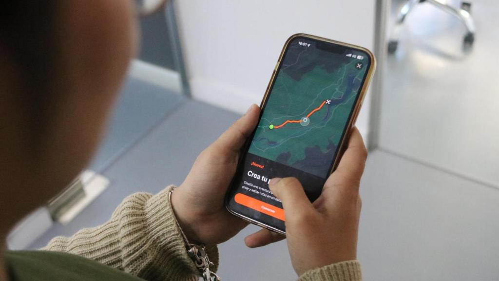 Una joven usando la aplicación de Strava.