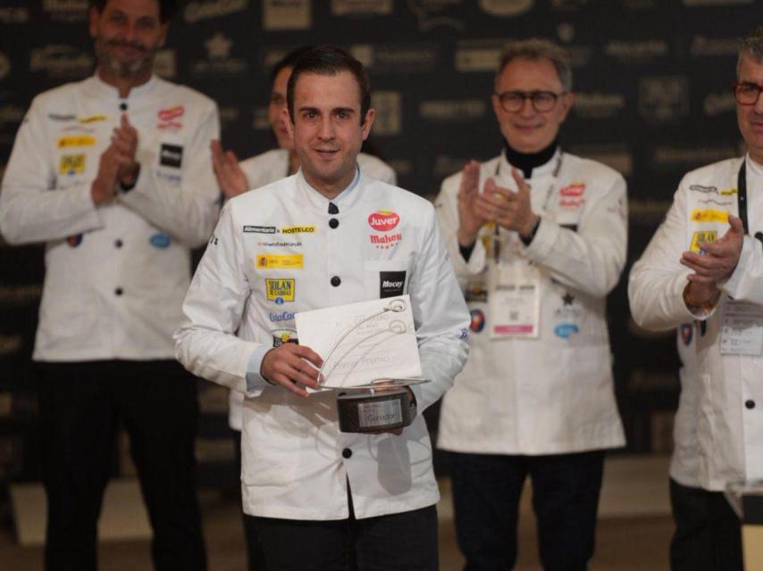 Javiel Gil recogiendo el premio de Camarero del Año 2026.