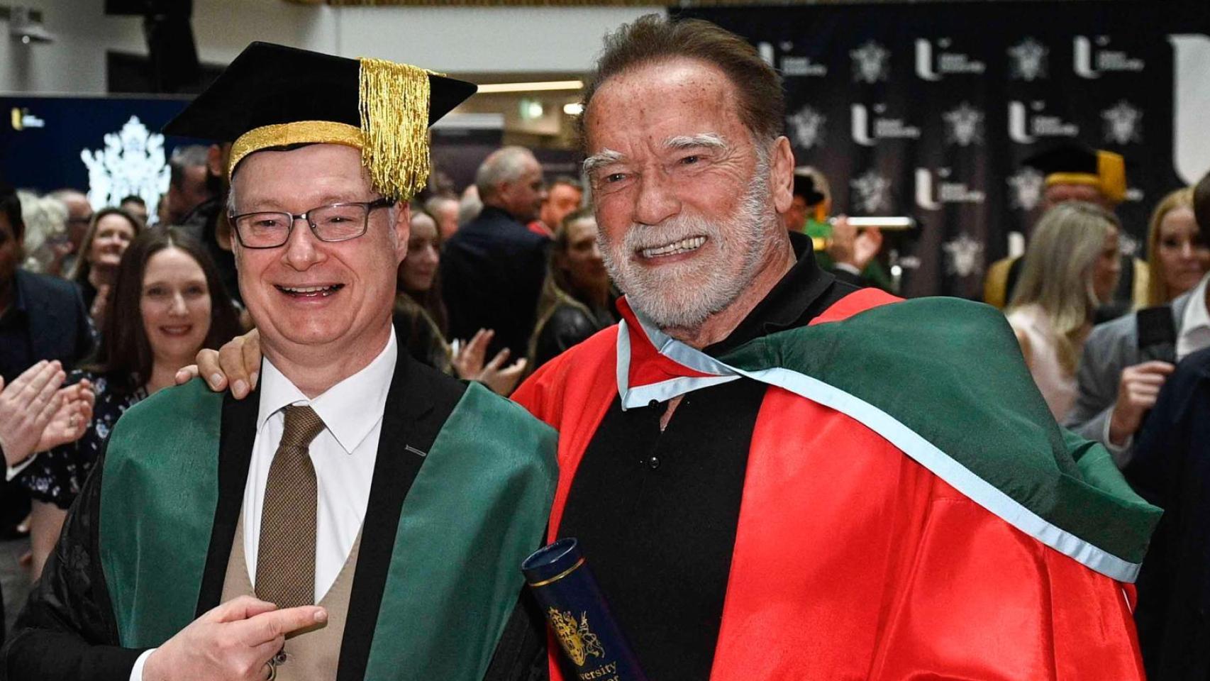 Arnold Schwarzenegger posa junto al vicerrector de la Universidad de Ulster Paul Bartholomew después de recibir un doctorado honoris causa en la Universidad de Ulster, en Belfast. Foto: Mark Marlow / EFE
