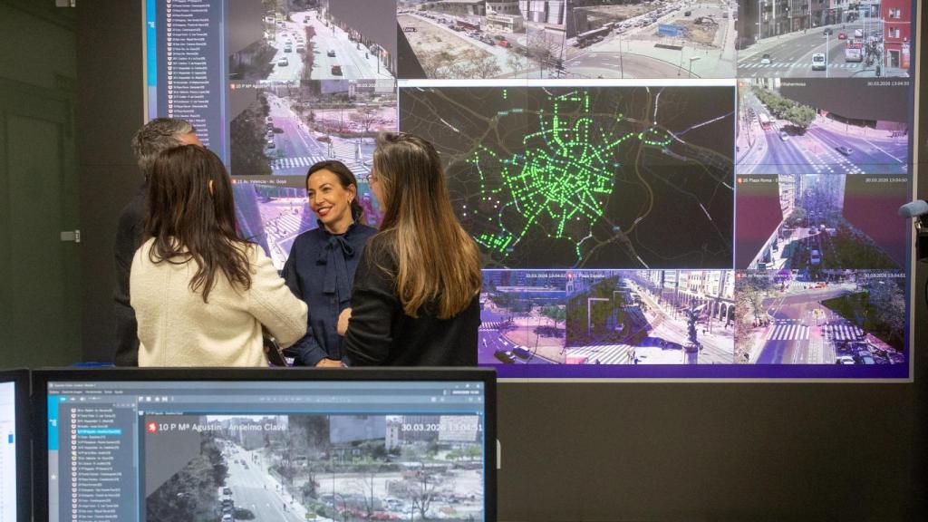 La alcaldesa de Zaragoza, Natalia Chueca, esta mañana en la sede de Movilidad.