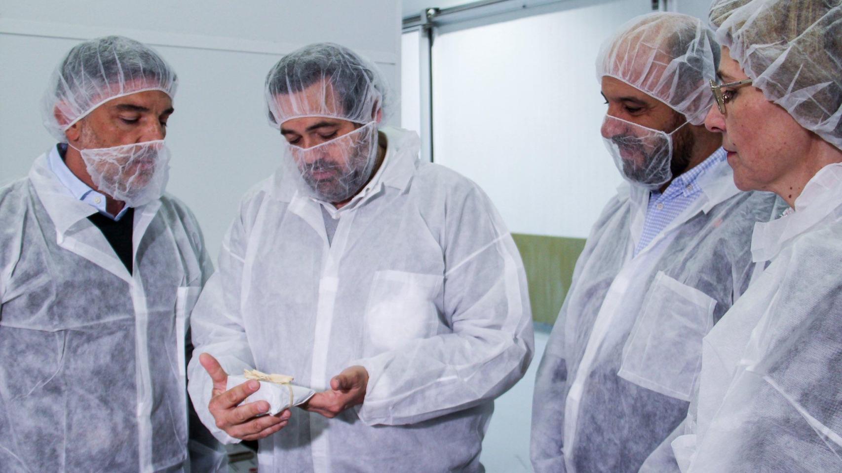 Paco Núñez durante su visita a una quesería de La Solana.