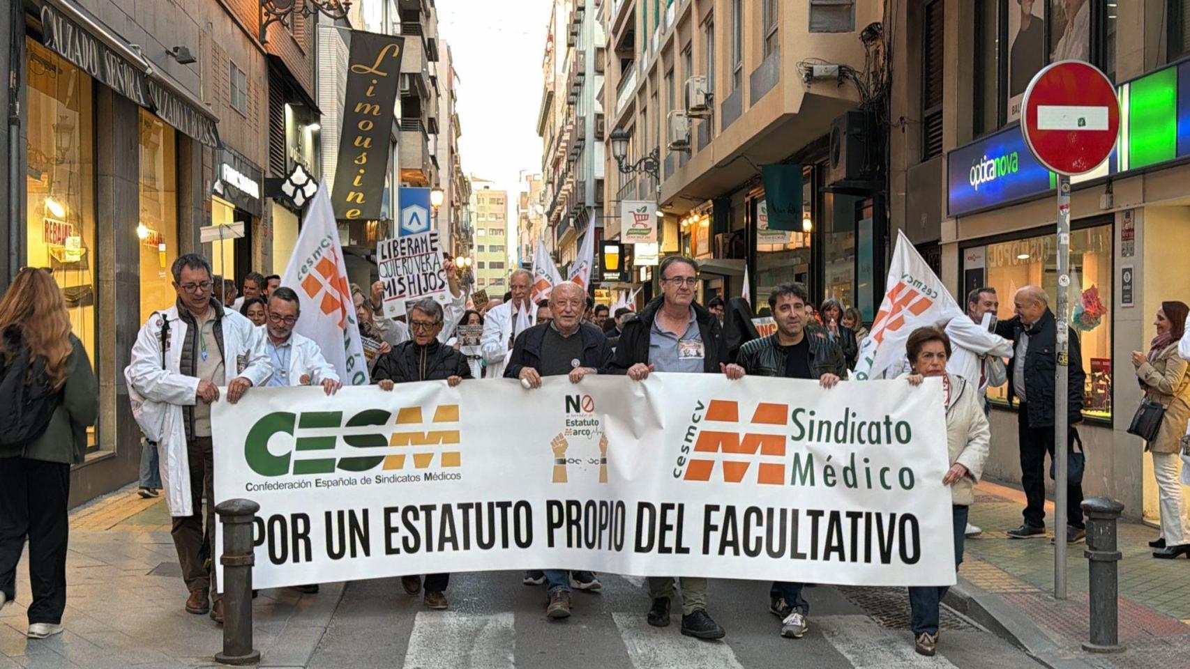 El secretario general de CESM-CV, Víctor Pedrera, al frente de la pancarta de la última manifestación de médicos en Alicante.