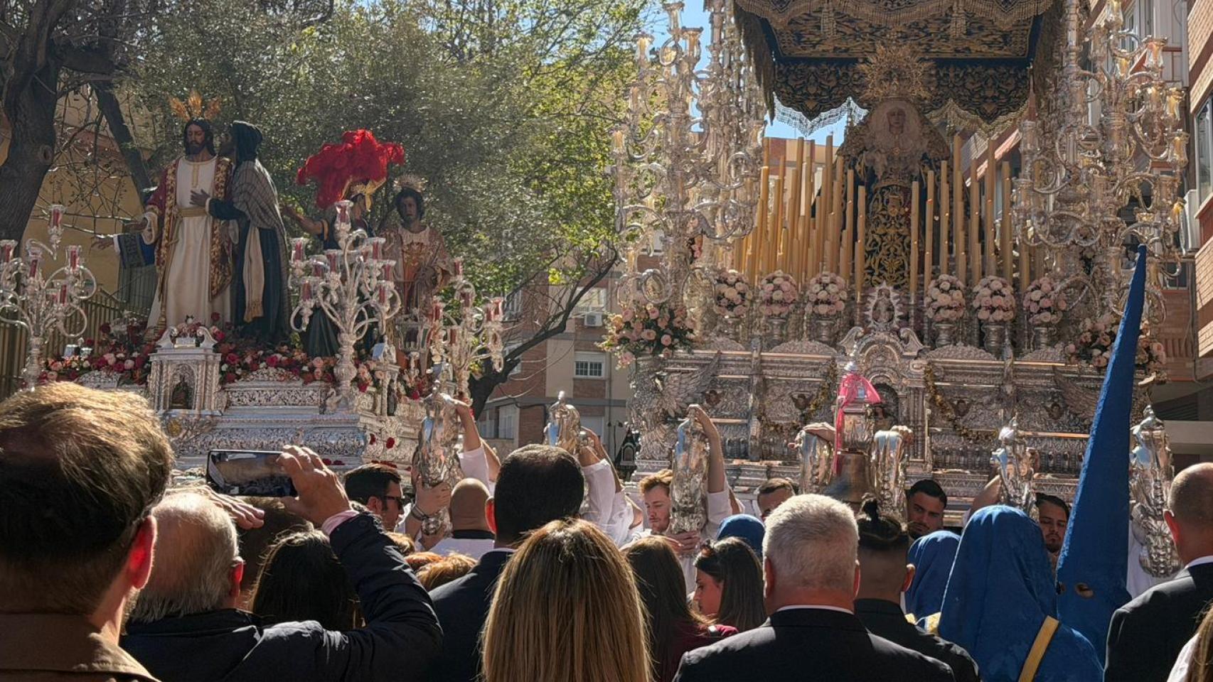 Numerosos ciudadanos viendo las procesiones en Málaga este pasado Domingo de Ramos.