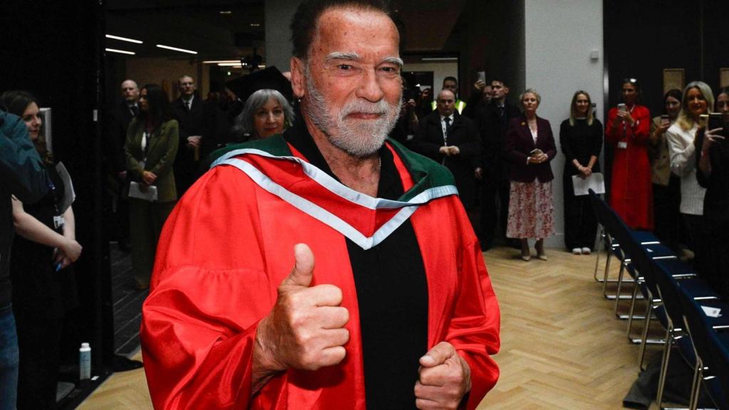 El actor Arnold Schwarzenegger después de recibir un galardón en la Universidad de Belfast.