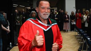 El actor Arnold Schwarzenegger después de recibir un galardón en la Universidad de Belfast.